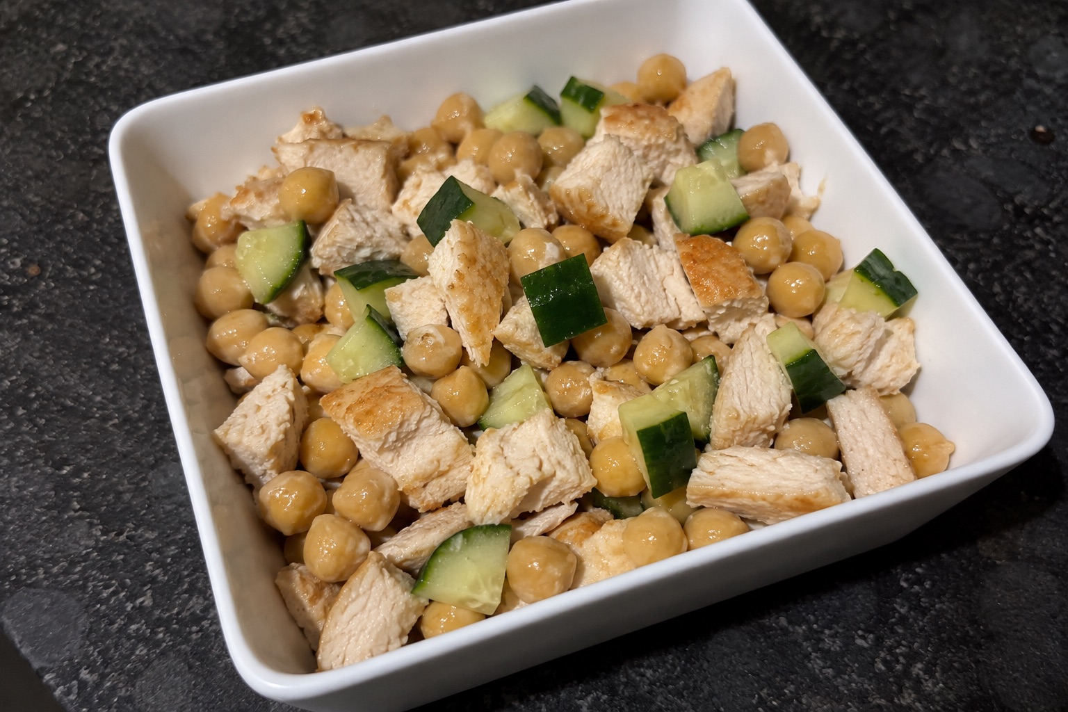 Салат с запечённой курицей, нутом и огурцом